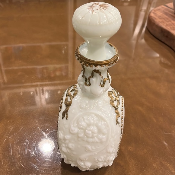 Antique 1890 to 1905 era Victorian milk glass, embossed painted decanter - Picture 4 of 13